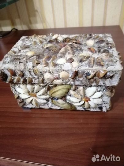 Шкатулка из ракушек, наполненная ракушками внутри