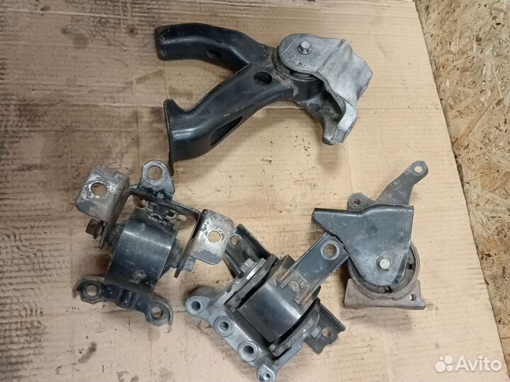 Опора двигателя Mitsubishi Lancer 10 2.0