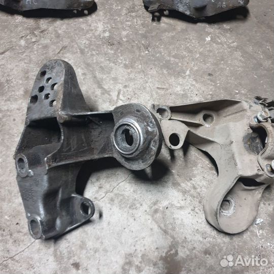 Кронштейн двигателя левый audi a4 b5