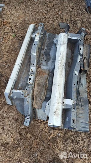 Nissan pathfinder r50, задняя часть,с порогами