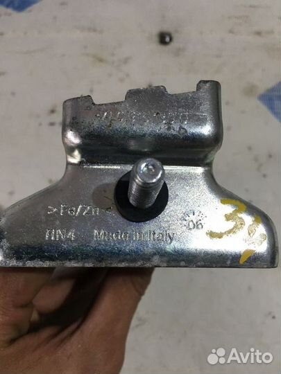 Крепление аккумулятора porsche cayenne S 957 4.8