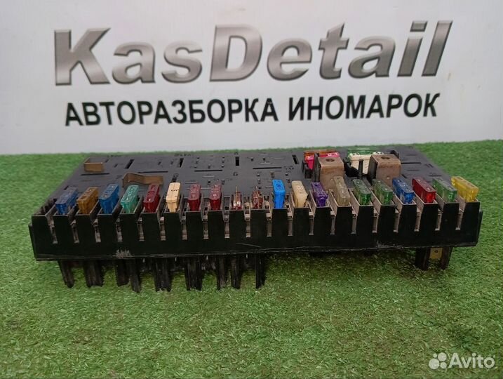Блок предохранителей Audi 80 B3