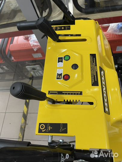 Снегоуборщик на гусеницах Honda HSS 13HP PRO