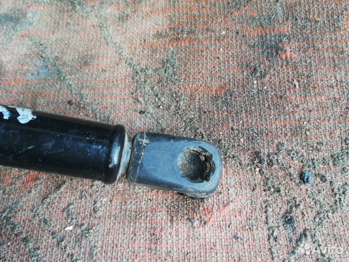 Амортизатор крышки багажника Хендай Солярис 1