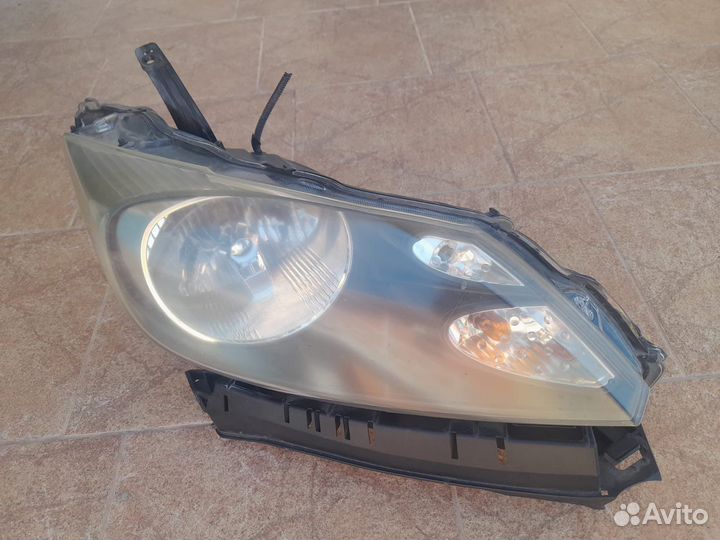 Фара передняя правая honda freed