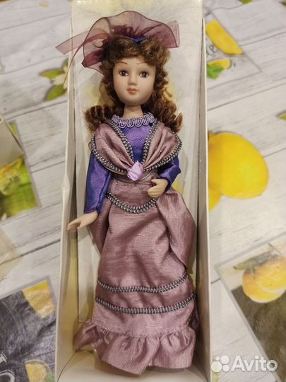 Кукла фарфоровая