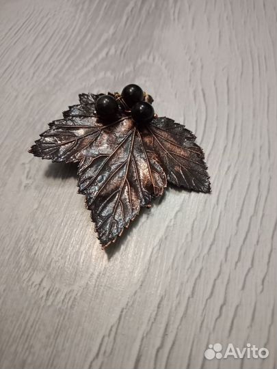 Брошь Смородинка с натуральными бусинами