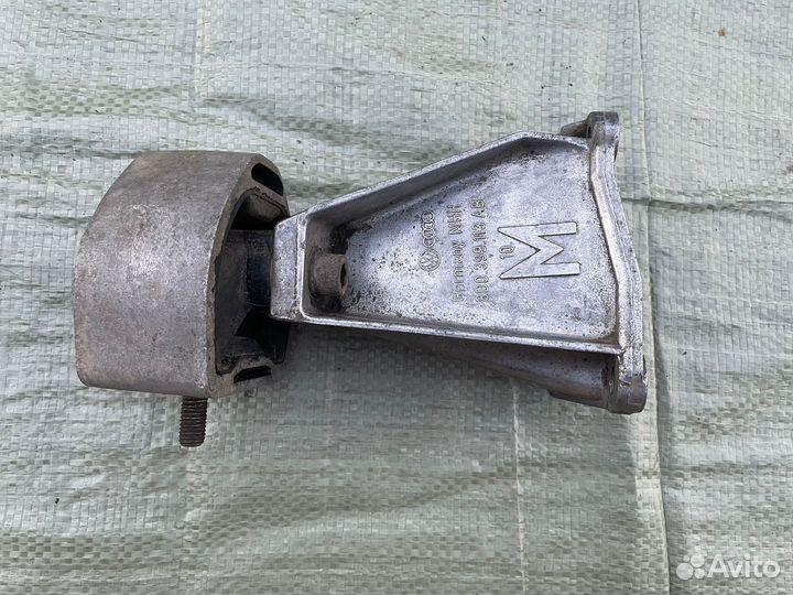 Кронштейн МКПП левый VW Passat B5