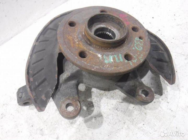 Кулак передний правый