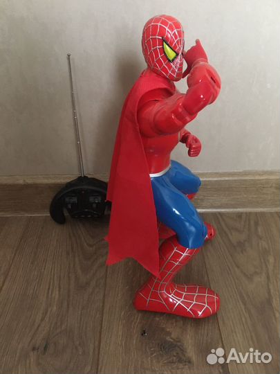 Робот человек паук на пульте управления