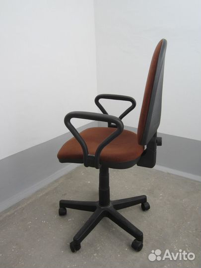 Офисное кресло