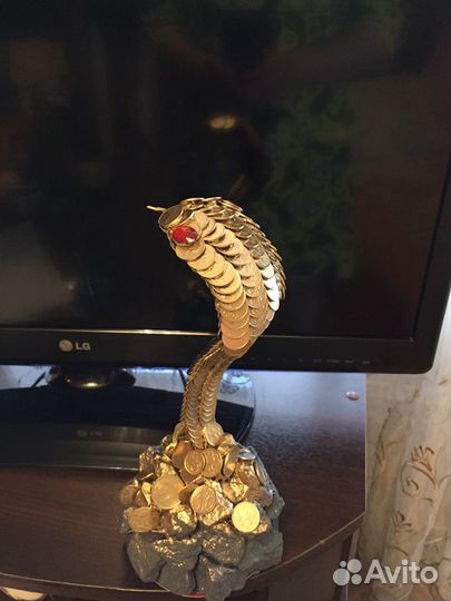 Эксклюзив Кобра из монет на камнях