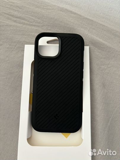 Чехол на iPhone 15 spigen core armor