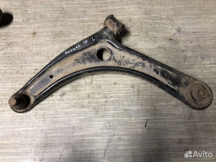 Рычаг передний нижний левый Mitsubishi Lancer