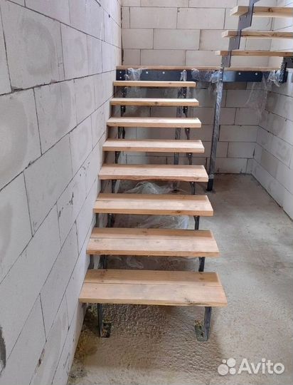 Лестница на металлическом каркасе