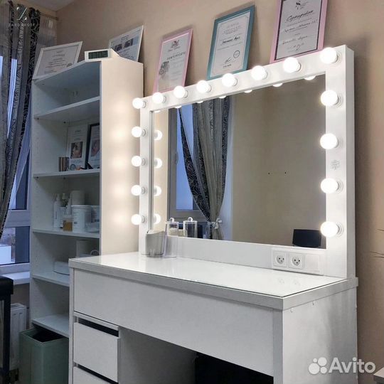 Туалетный столик для макияжа и гримёрное зеркало