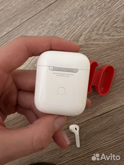 Кейс AirPods с одним наушником