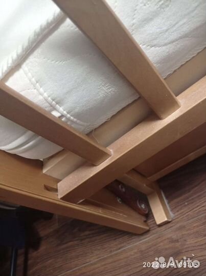 Детская кровать с поперечным маятником