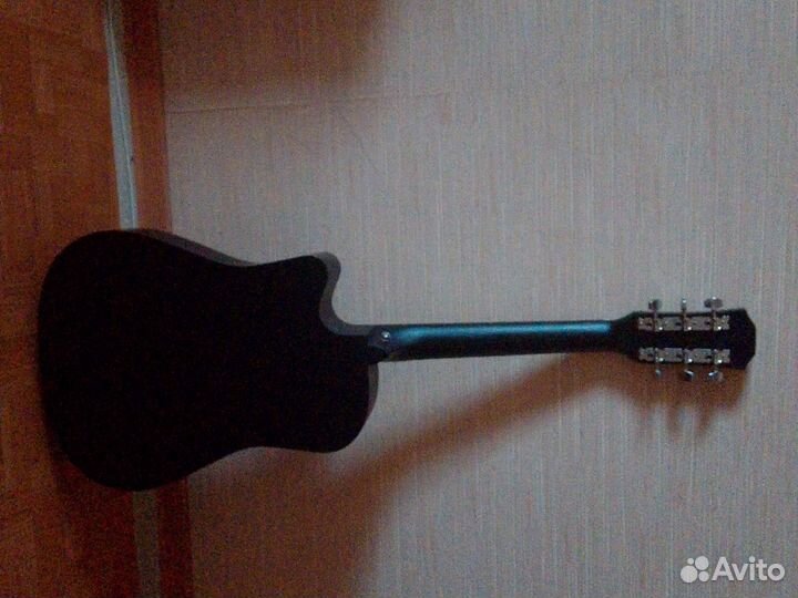 Акустическая гитара шестиструнная