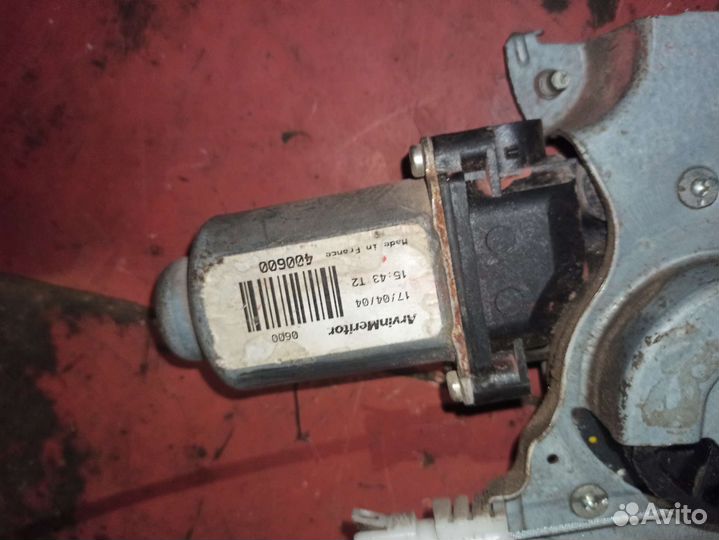 Стеклоподъемник задний правый Nissan Primera P12