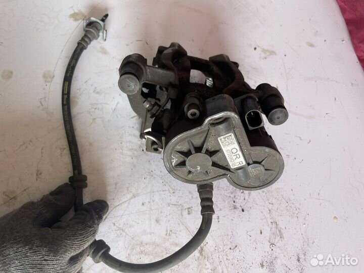 BMW X1 F48 суппорт тормозной задний правый