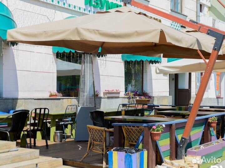 Ветростойкий уличный зонт для кафе