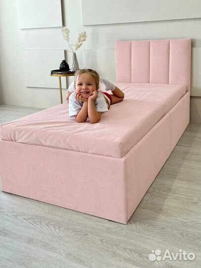 Детская кроватка-диванчик в мягкой обивке
