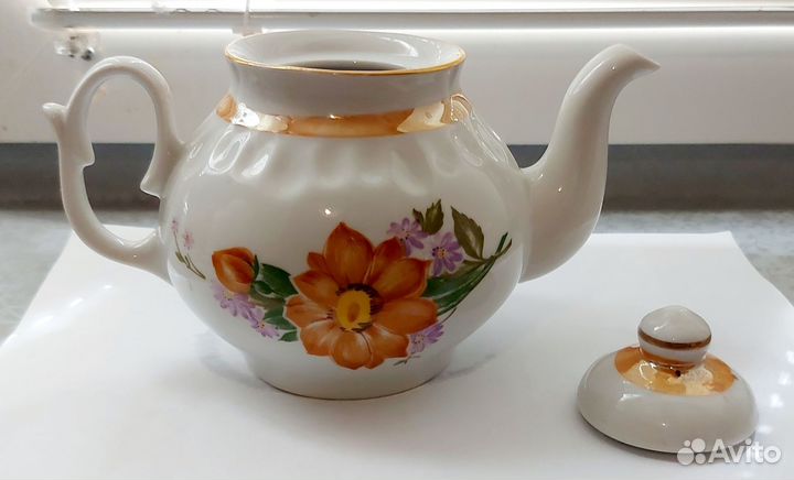 Заварочный чайник и кружки 