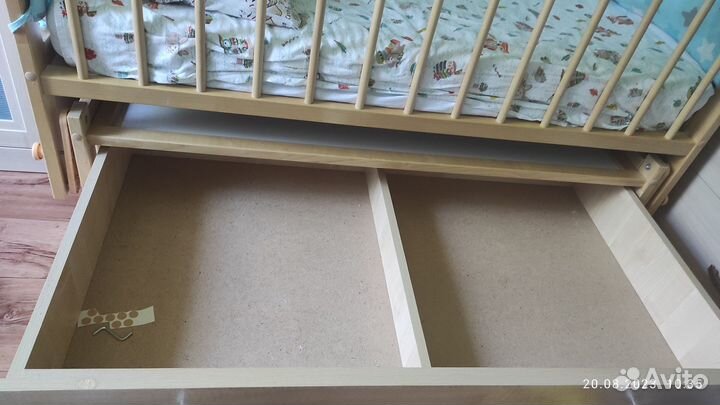 Детская кроватка с маятником