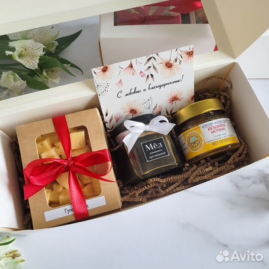 Подарок с сыром, медом и соусом