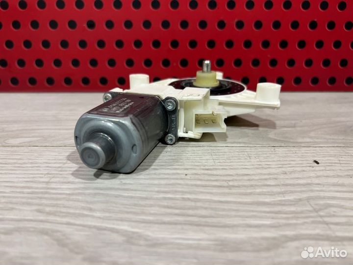 Моторчик стеклоподъемника передний правый