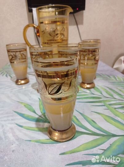 Сервис кувшин и шесть стаканов