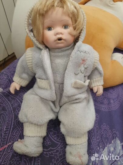 Кукла фарфоровая