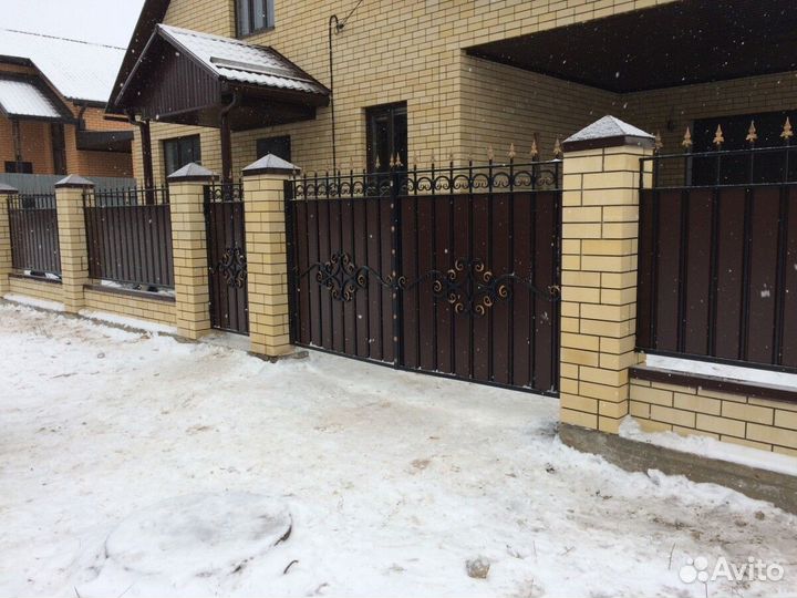 Кованные ворота с забором