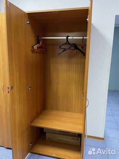 Офисный шкаф для одежды