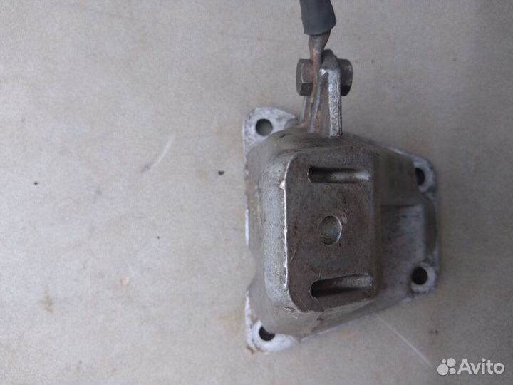 Кронштейн двигателя правый 2.4 V6 для Audi A6 (C5)