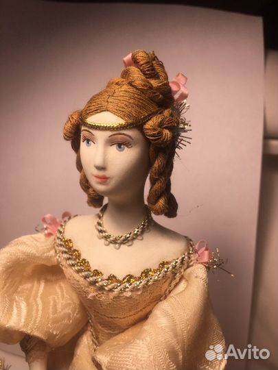 Кукла фарфоровая