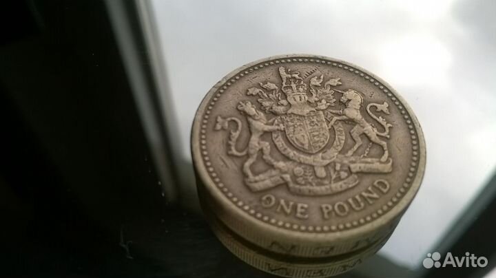 Монета 1983 elizabeth II ONE pound