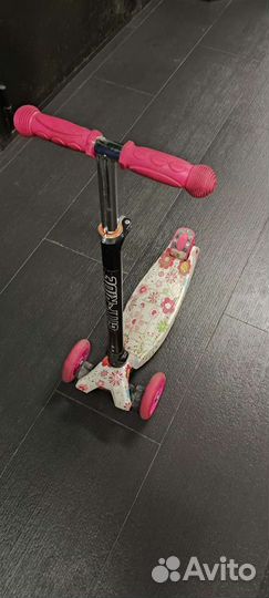 Самокат трёхколёсный