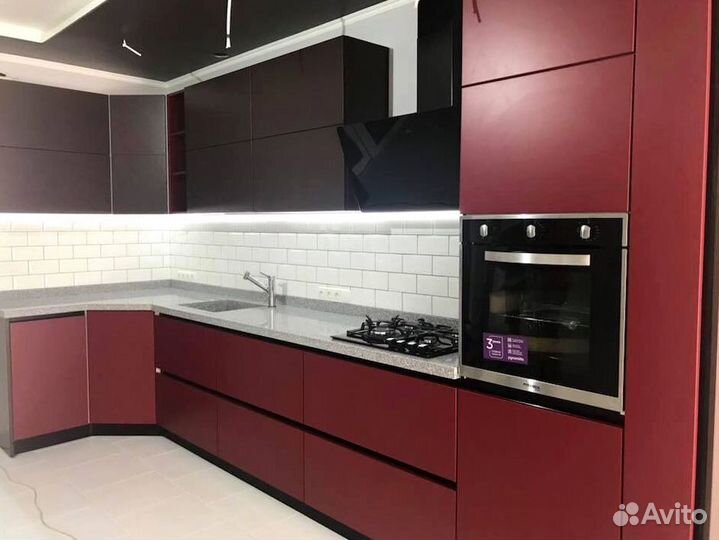 Угловой кухонный гарнитур современный