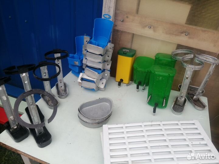 Продаются б/у поилки и кормушки для кроликов