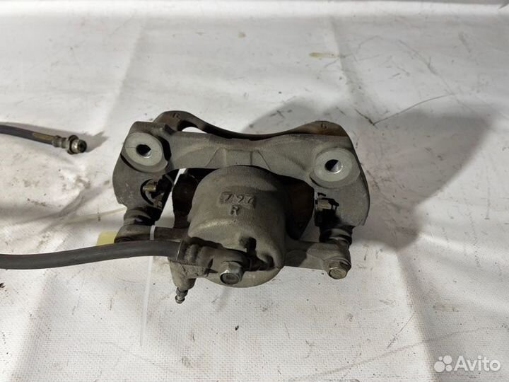 Суппорт передний правый Toyota Auris ZRE152