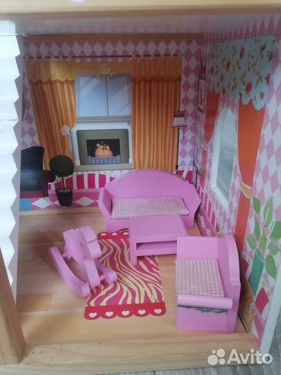Кукольный домик с мебелью