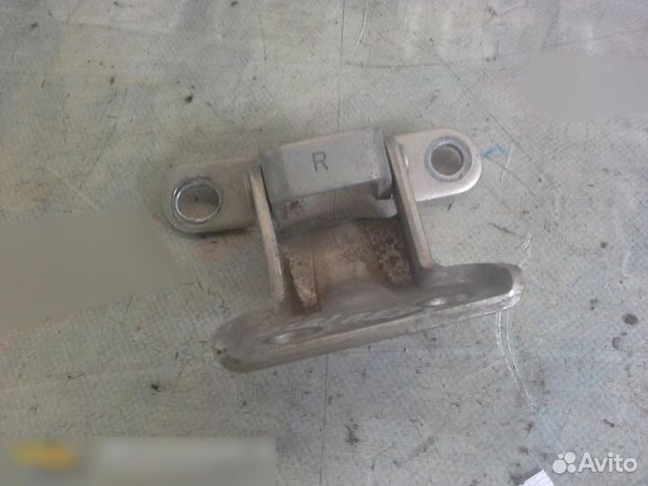 Петля двери задней правой верхняя Kia Spectra 2001