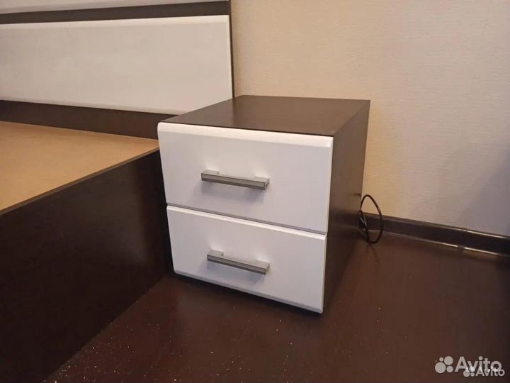 Тумба прикроватная