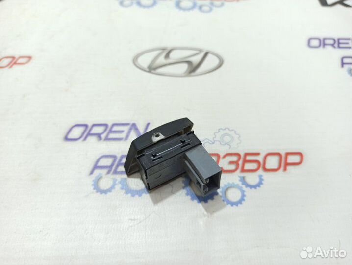 Кнопка стеклоподъемника задняя левая Skoda Octavia