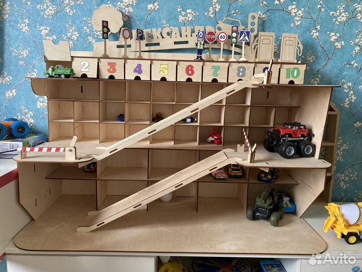 Деревянный гараж (игрушка, разобран)