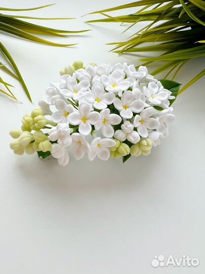 Заколка-автомат с цветами белой сирени