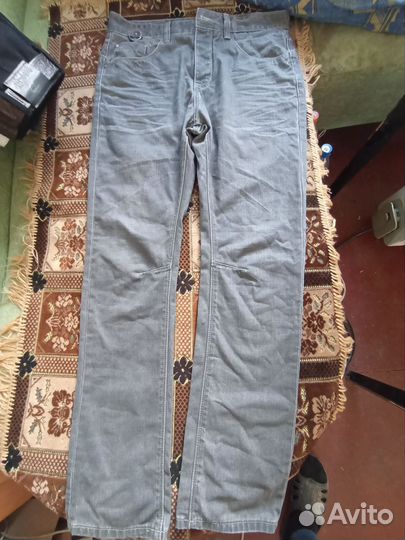 Серые джинсы
