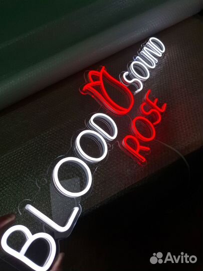 Неоновая вывеска на окно